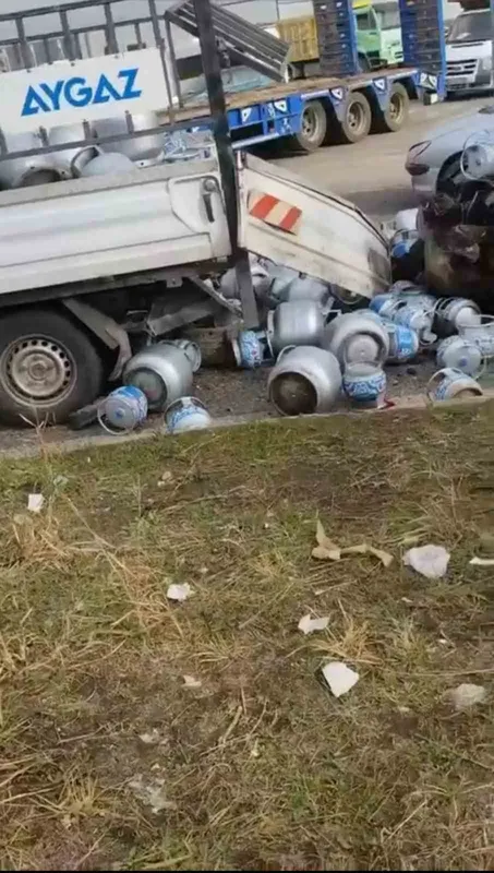 Diyarbakır’da tüplerin yola savrulduğu kaza ucuz atlatıldı
