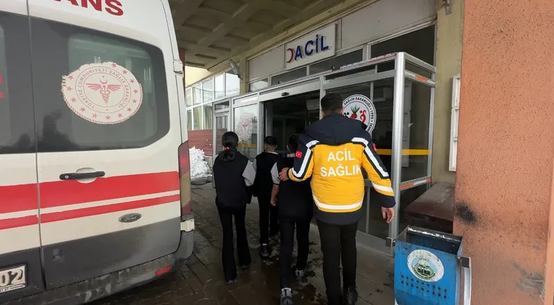 Yüksekova’da Yerli Malı Haftası sonrası gıda zehirlenmesi şüphesi: 40 öğrenci hastanelik oldu
