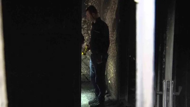 Pendik’te 3 çocuğa mezar olan ev sabahın ilk ışıklarıyla görüntülendi
