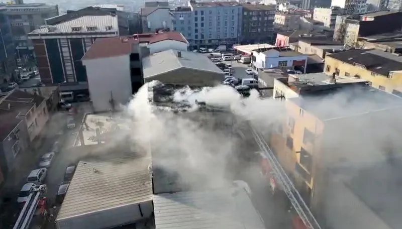 Sultangazi’de bir binada çıkan yangında can pazarı: Alevlerin arasından atladı
