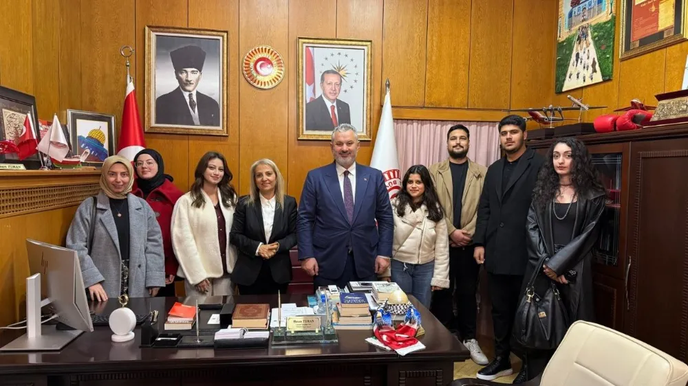 Ufuk Üniversitesi öğrencileri, AK Parti İstanbul Milletvekili  Hasan Turan