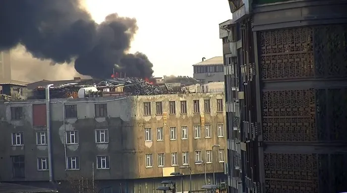 Sultangazi Cebeci Mahallesi’nde bir binanın çatısında yangın çıktı. Can pazarının yaşandığı yangına itfaiye ekipleri müdahale ederken, bölgeye çok sayıda ekip sevk edildi.
