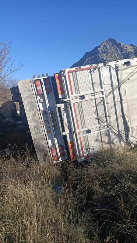 Isparta’da kontrolden çıkan kamyon şarampole devrildi, sürücü yaralandı
