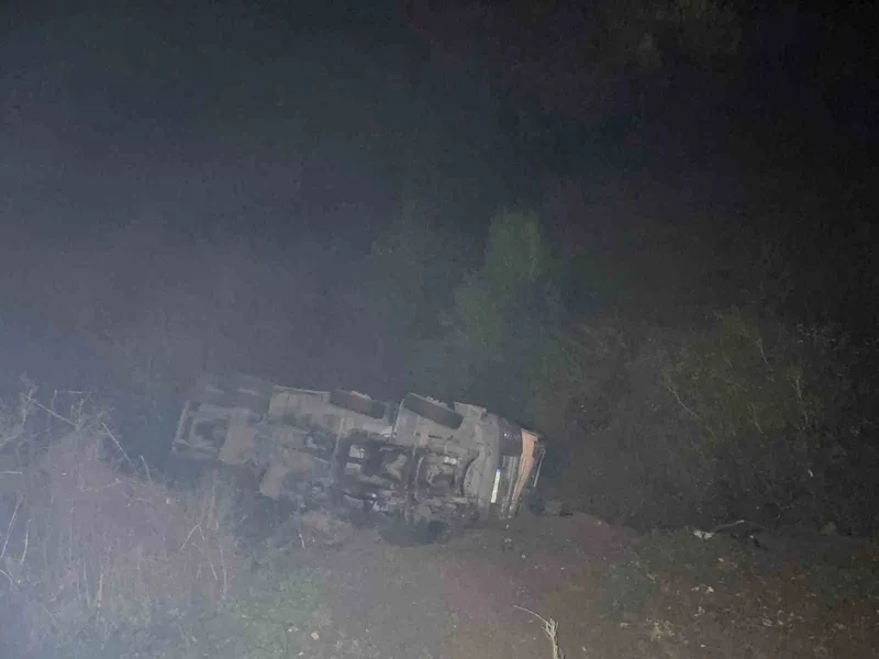 Beton mikseri 150 metrelik uçuruma yuvarlandı: 2 yaralı
