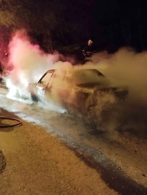 Otomobil patladı, feci şekilde can verdi
