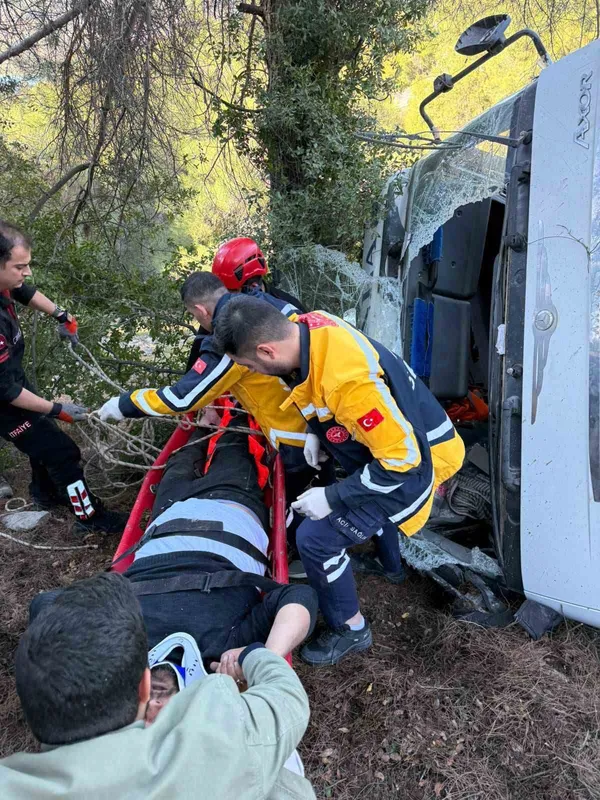 Kamyon uçuruma yuvarlandı, sıkışan sürücü kurtarıldı
