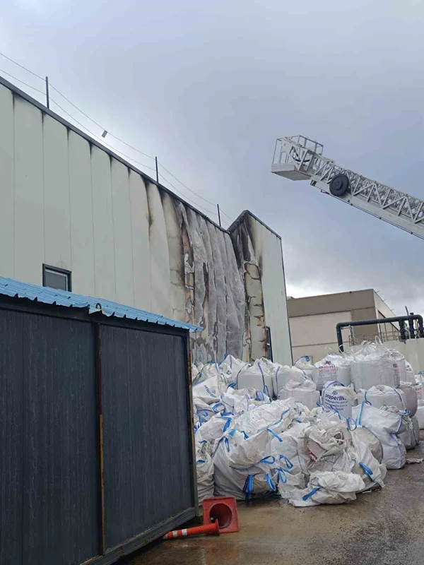 Bolu’da fabrika yangını büyümeden söndürüldü
