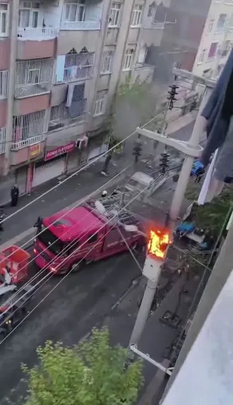 Diyarbakır’da aşırı yüke dayanamayan trafo alev aldı
