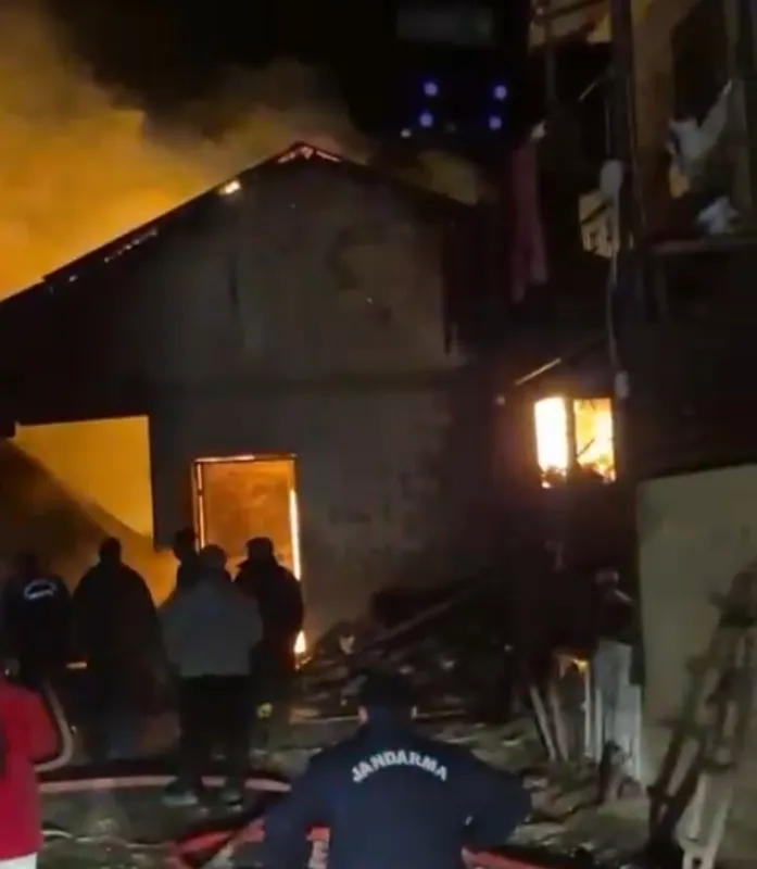 Kahramanmaraş’ta ahır ve garajda çıkan yangın söndürüldü
