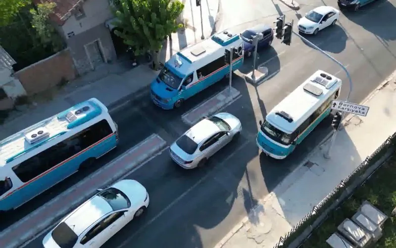 Trafikten kaçan dolmuş şoförü 200 metre ters şeritte gitti

