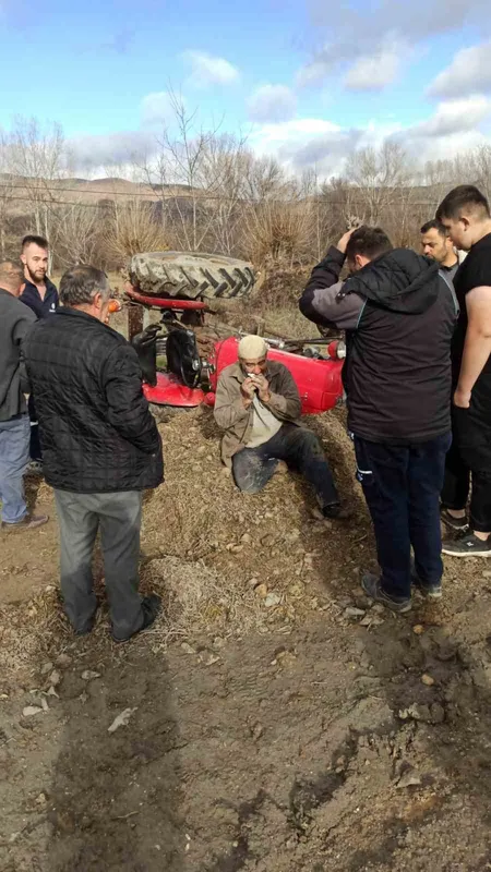 Cenaze aracı ile traktör çarpıştı: 4 yaralı
