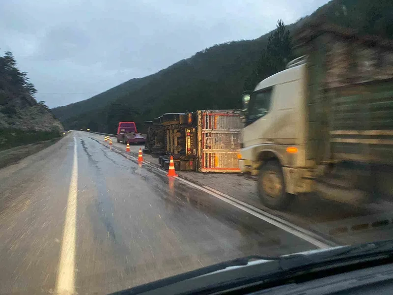 Bolu’da odun yüklü tır devrildi
