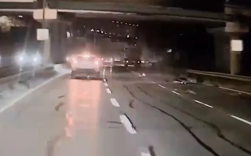 Alkollü kamyon sürücünün kuryenin ölümüne neden olduğu o anlar kamerada
