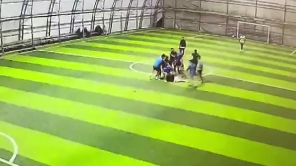 Halı sahadaki kavga hastanede bitti