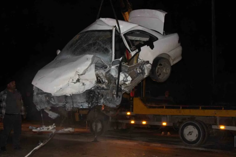 Amasya’da iki otomobilin çarpıştığı feci kazada kamerada
