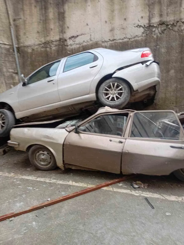 Rampada geriye kayan otomobil 8 metreden düşerek park halindeki aracın üzerine çıktı
