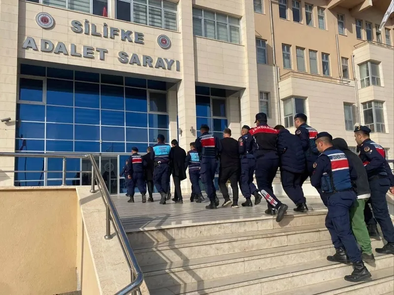 Mersin’de tekneye kaçak sigara operasyonu: 6 tutuklama
