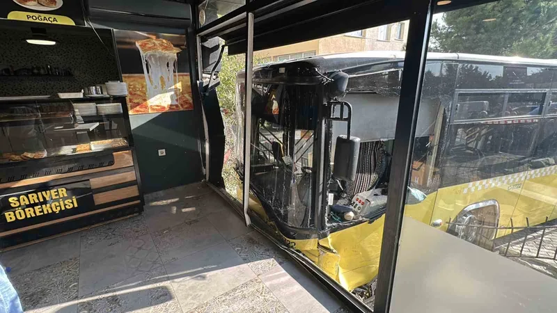 Üsküdar’da İETT otobüsü börekçiye daldı: 4 yaralı
