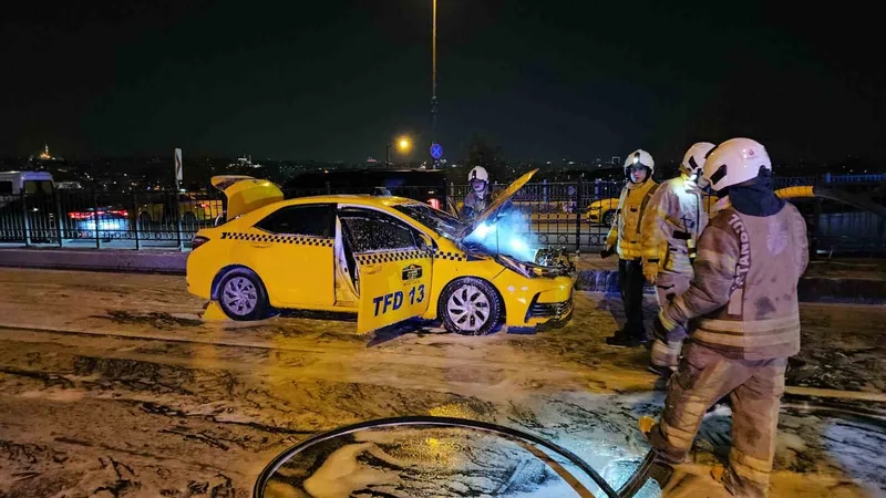 Beyoğlu’nda seyir halindeki ticari taksi alev alev yandı
