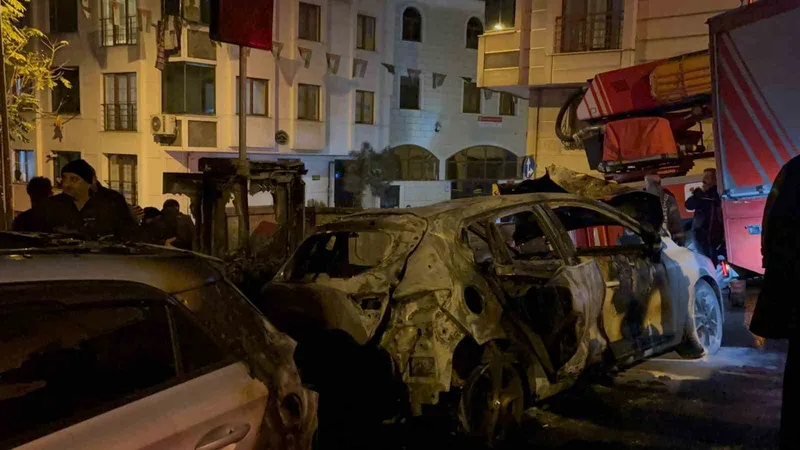 Eyüpsultan’da iki araç alevlere teslim oldu
