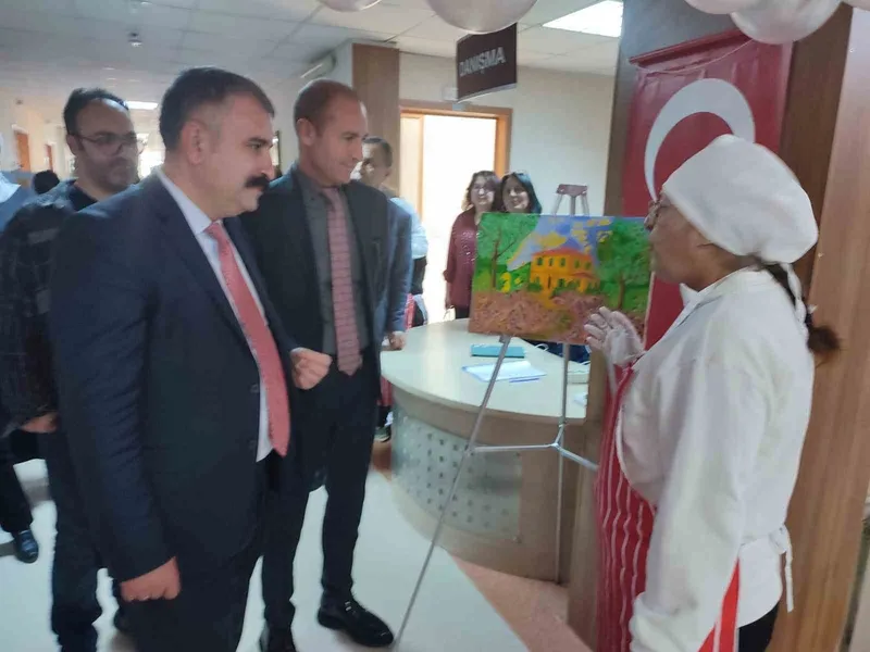 Özel bireylerin yıl boyunca ürettiği eserler sergilendi
