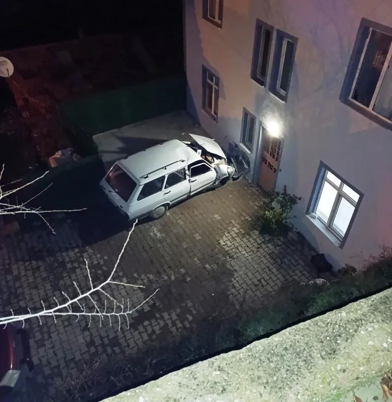 Hisarcık’ta otomobil evin duvarına çarptı: 1 ölü, 1 yaralı
