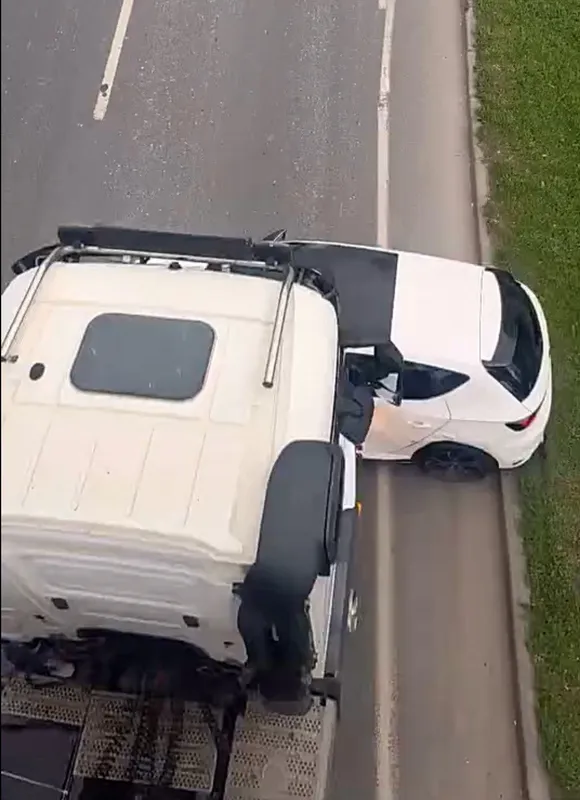 Hafriyat kamyonu, önüne aldığı otomobili 100 metre sürükledi
