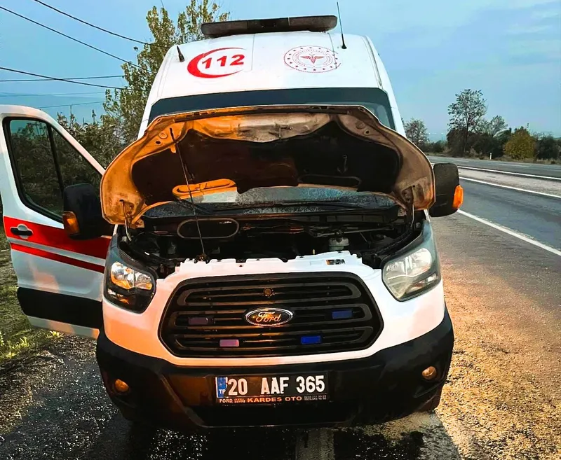 Seyir halindeki ambulans alev aldı
