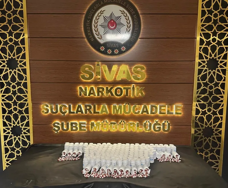 Sivas’ta gerçekleşen narkotik operasyonda 8 bin sentetik ecza ele geçirildi.
