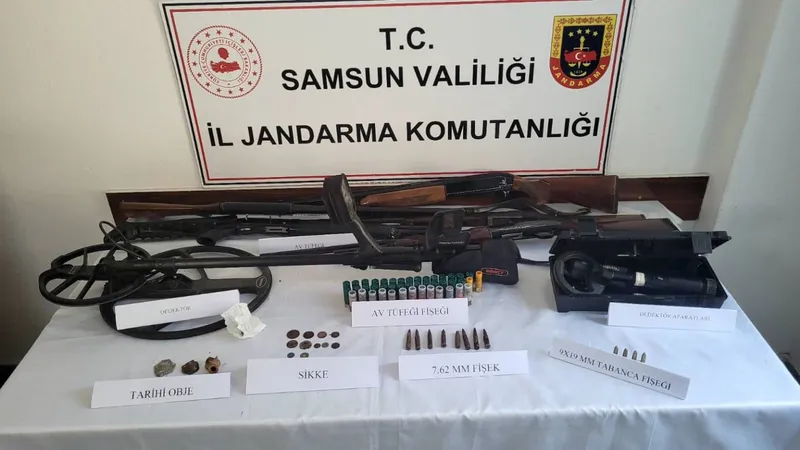 Jandarmadan silah ve tarihi eser operasyonu: 4 gözaltı
