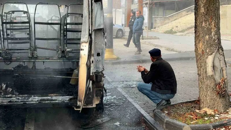 Okul servisi küle döndü, sürücüsü çaresizce izledi
