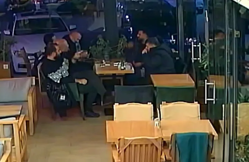 İçtiği çay nefes borusuna kaçan genci Heimlich manevrası kurtardı
