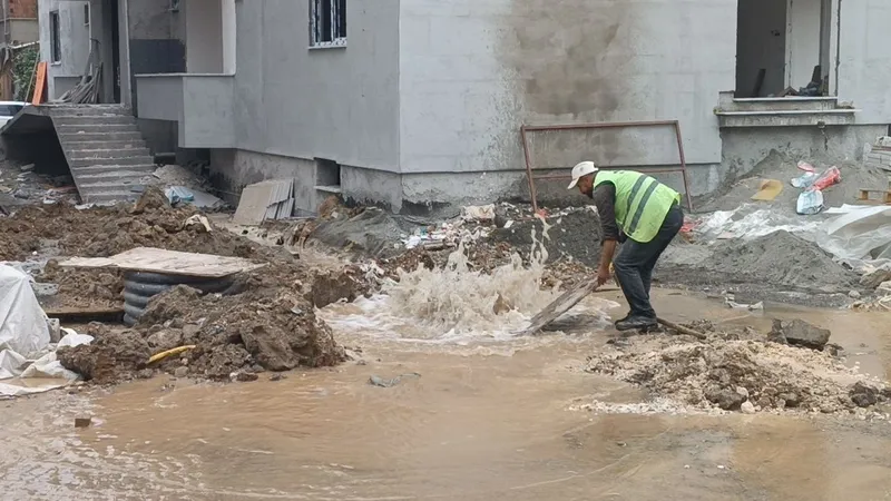 Delinen doğal gaz borusu ekipleri alarma geçirdi
