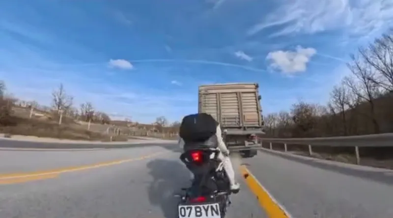 Kırklareli’nde tıra çarpan motosikletli yaralandı
