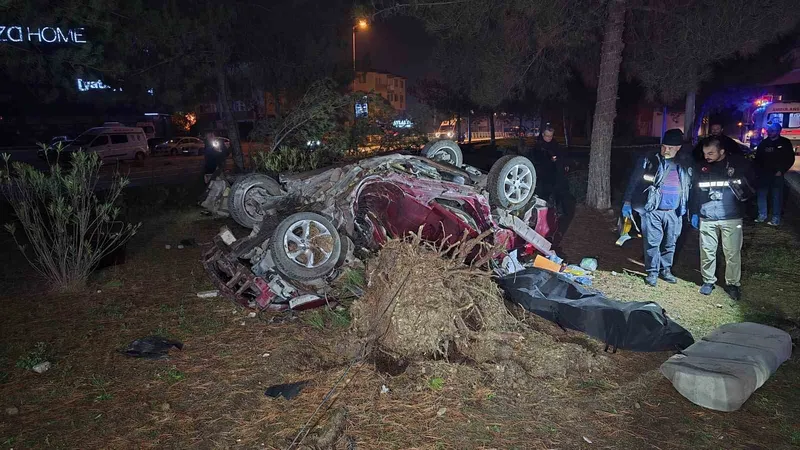 Otomobil, takla atarak çarptığı ağacı kökünden söktü: 1 ölü
