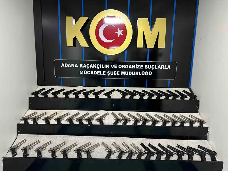 Adana’daki suç örgütlerine silah getiren 2 şüpheli tutuklandı: 53 tabanca ele geçirildi
