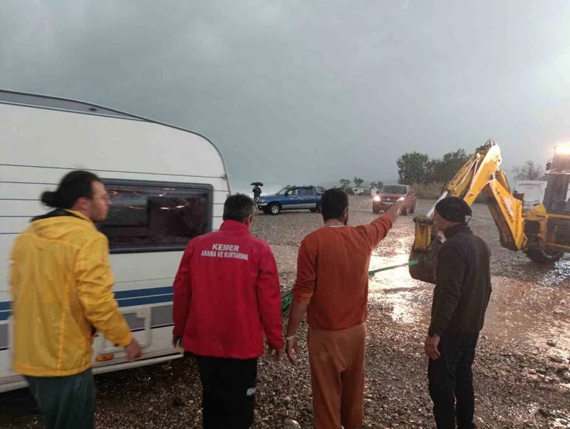 Karavanla denize sürüklenen Rus turistler kurtarıldı
