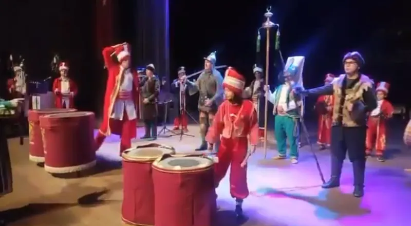 Mehteranda kösü düşmana vurur gibi vuran genç sosyal medyayı salladı
