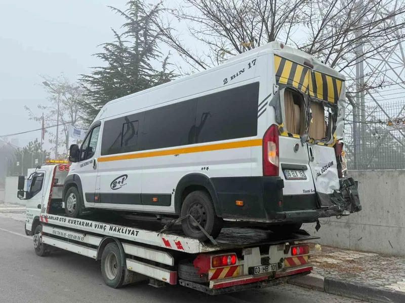 Öğrenci servisi, tır ve hafif ticari aracın karıştığı kazada 20 kişi yaralandı
