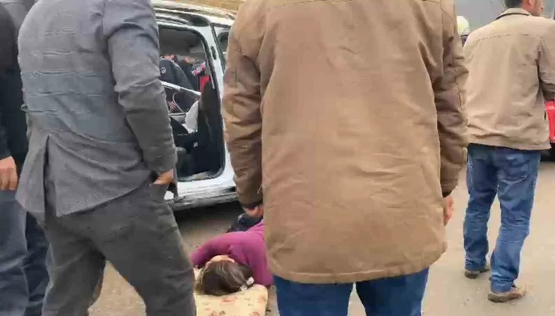 Şanlıurfa’da kamyonet ile hafif ticari araç çarpıştı: 2’si çocuk 4 yaralı
