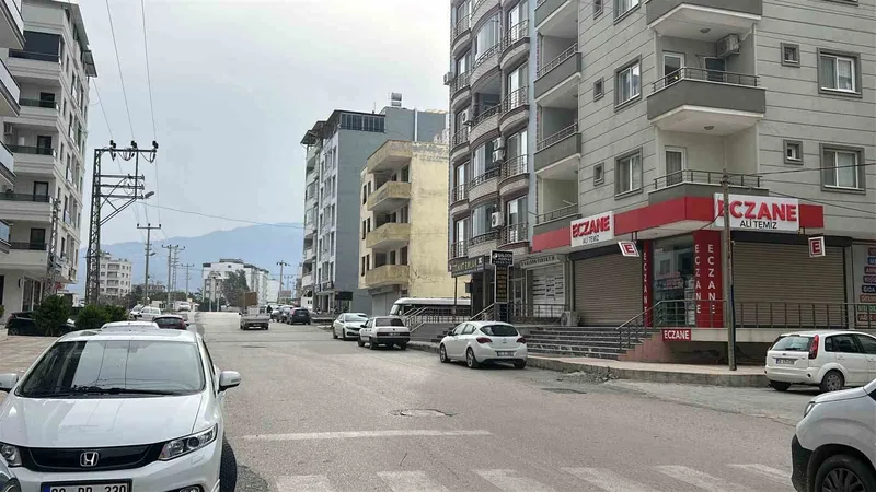 Hatay’da kuvvetli fırtına etkisini hissettirdi
