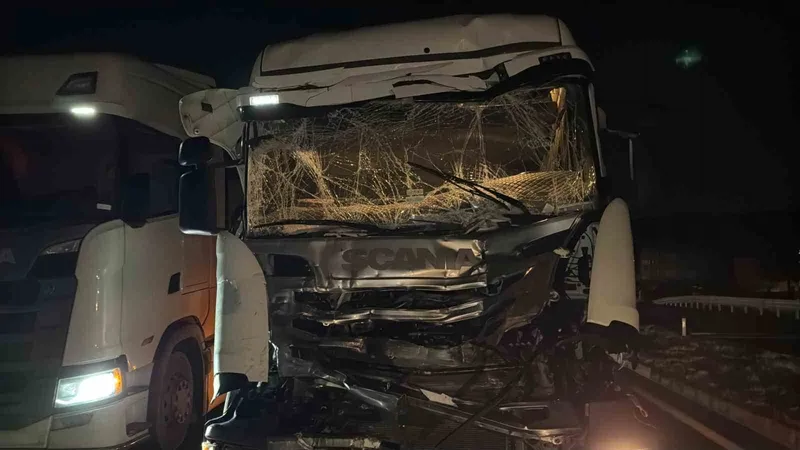 İki tır ve otomobilin çarpıştığı kazada bir kişi yaralandı
