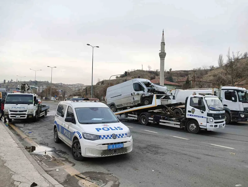 Ankara’da hafif ticari araç ile otomobil çarpıştı: 1 ölü, 3 yaralı
