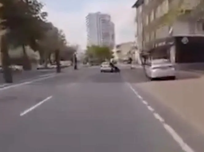 Hatalı şerit değiştirdi, motosiklet sürücüsünü düşürdü: 1 gözaltı
