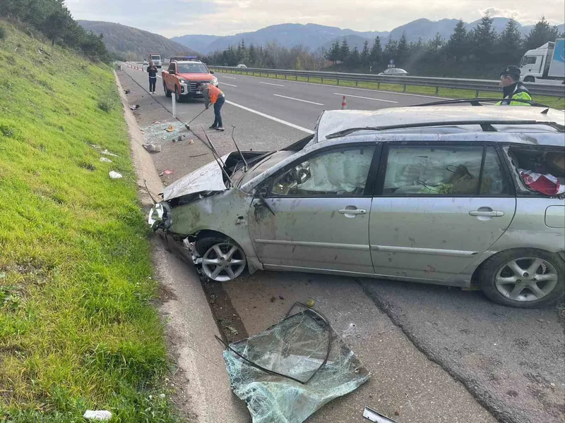 Lastiği patlayan otomobil bariyere çarpıp takla attı

