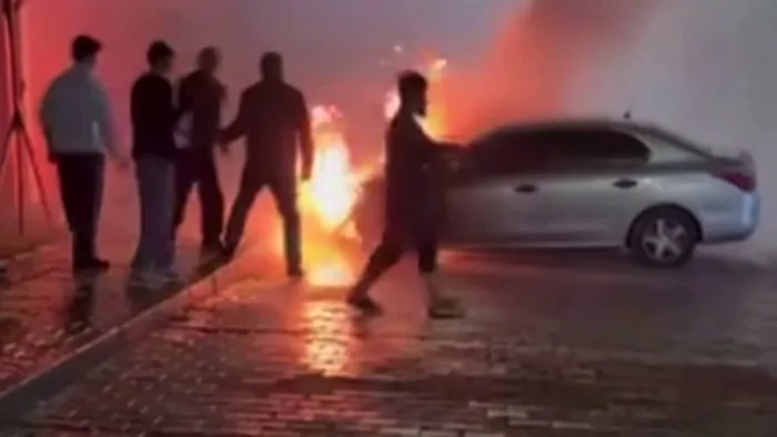 Gaziantep’te park halindeki otomobil alev alev yandı
