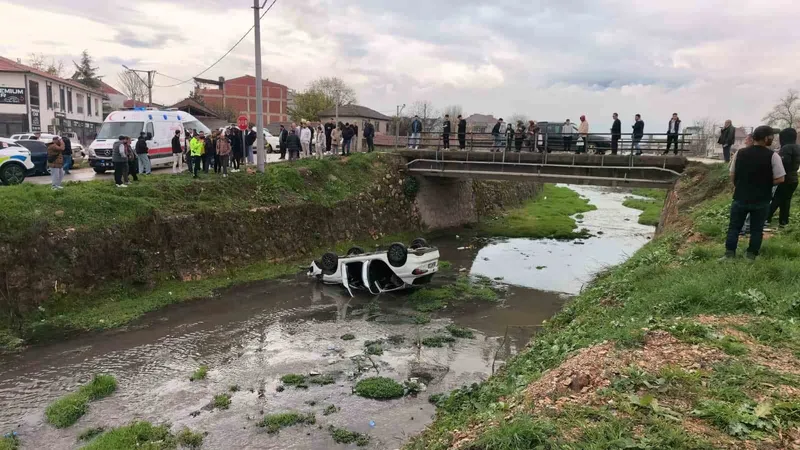 Bursa’da otomobil dere yatağına uçtu: 3 yaralı
