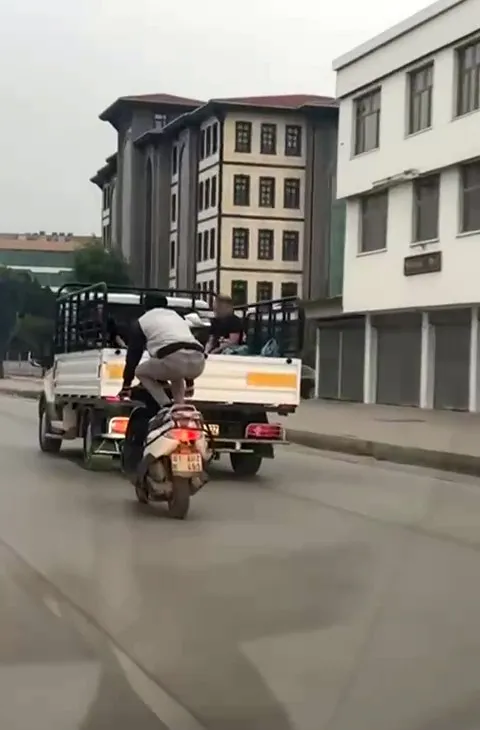 Motosikleti önce çömelerek, sonra yatarak sürdü
