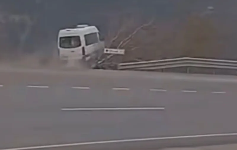 Tarım işçilerini taşıyan minibüsün şarampole uçtuğu kaza kamerada
