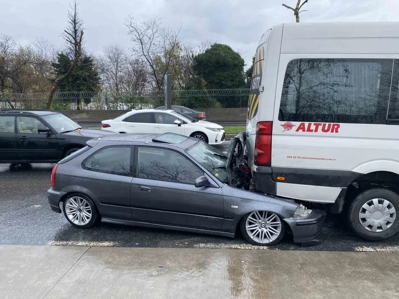 Sarıyer’de kontrolden çıkan otomobil servis aracının altına girdi: 1 yaralı
